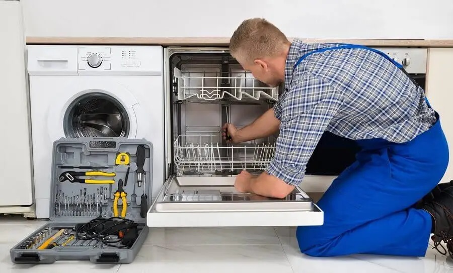 Etimesgut Beko servisi teknisyen ekibi beyaz eşya tamiri yaparken